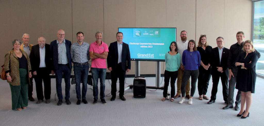 Une partie des lauréats et les organisateurs du hackathon , lors de la remise des prix au Village by CA Reims.